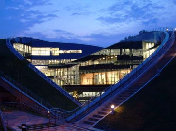 Shangrala's Awesome Grass Roof