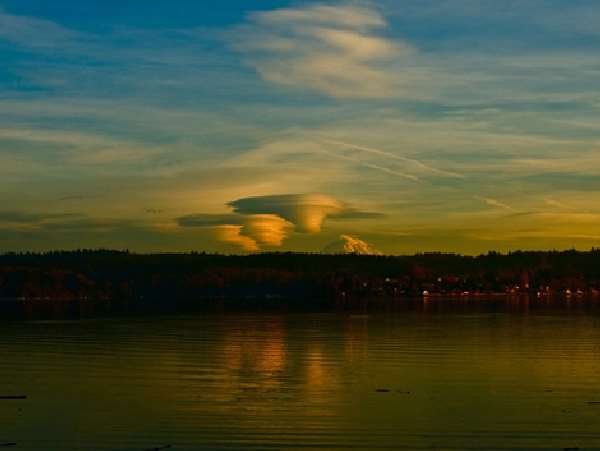 Shangrala's Lenticular Clouds Or UFO