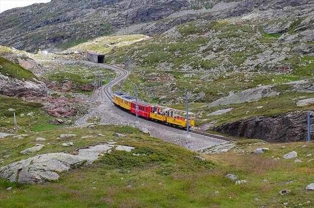 Shangrala's Beautiful Train Rides